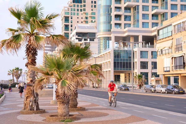 Tel Aviv, İsrail - Nisan, 2017: Herbert Samuel st. Bisiklet parça ve