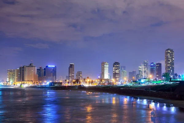 TEL AVIV, ISRAEL - ABRIL, 2017: Vista da noite Tel Aviv e t — Fotografia de Stock