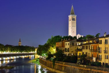 Verona gece havadan görünümü. İtalya