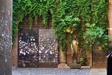Verona, İtalya - Mayıs, 2017: Veranda ve heykel Juliet, Verona, Ital