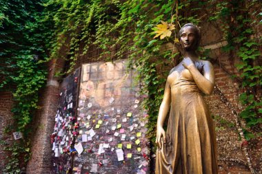 Verona, İtalya - Mayıs, 2017: Veranda ve heykel Juliet, Verona, Ital