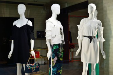 Kadın giyim yeni bir koleksiyon ile vitrin. İtalyan Burak