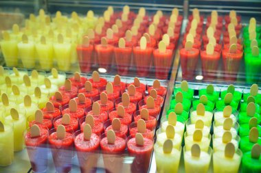 Dondurma büyük bir çeşitliliği ile vitrin