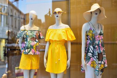 Yaz giyim yeni bir koleksiyon ile vitrin.