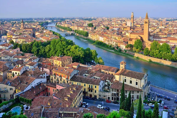 Verona. Afbeelding van Verona, Italië tijdens zomer sunrise. De beroemde — Stockfoto