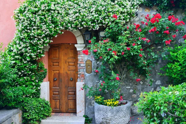 Porta vecchia con fiori a Verona, Italia — Foto Stock