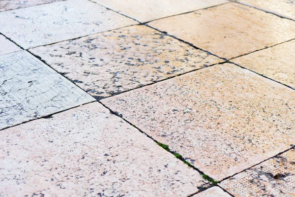 Textur alter Marmorplatten, die auf der Straße verlegt wurden — Stockfoto