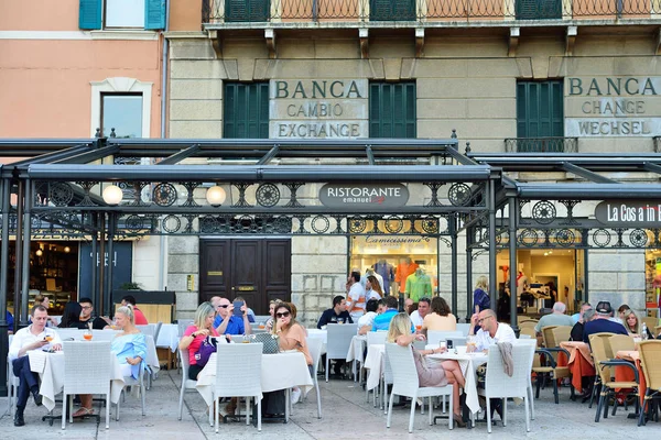 Verona, Italië - mei, 2017: Zomerterras van het restaurant in t — Stockfoto