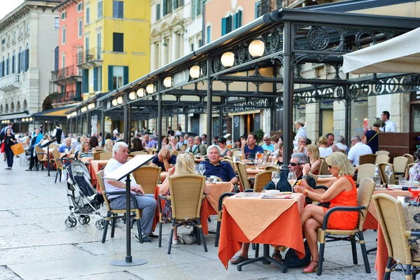 Verona, Italië - mei, 2017: Zomerterras van het restaurant in t — Stockfoto