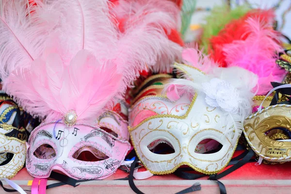 Traditionelle venezianische maske im geschäft auf der straße, verona italien. — Stockfoto