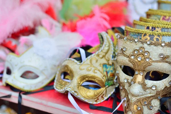 Traditionelle venezianische maske im geschäft auf der straße, verona italien. — Stockfoto