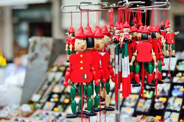 Souvenirs italiens. Marionnette Pinocchio. Vérone marché touristique . — Photo