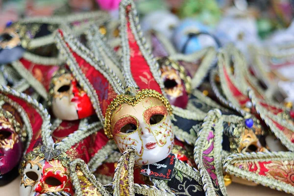 VERONA, ITALIA - MAYO 2017: Máscara veneciana tradicional en tienda —  Fotos de Stock