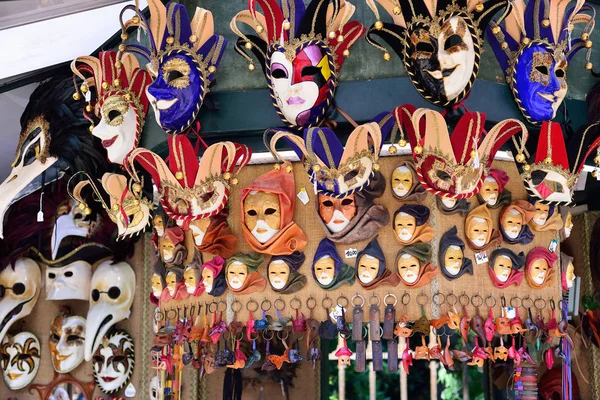 Máscara veneciana tradicional en la tienda en la calle, Venecia Italia . —  Fotos de Stock