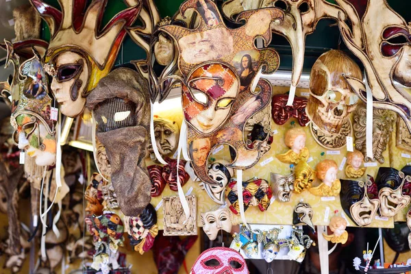 Máscara veneciana tradicional en la tienda en la calle, Venecia Italia . —  Fotos de Stock