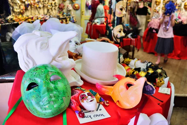 Masky benátského karnevalu, obchod se suvenýry v ulici Benátek, Ve — Stock fotografie