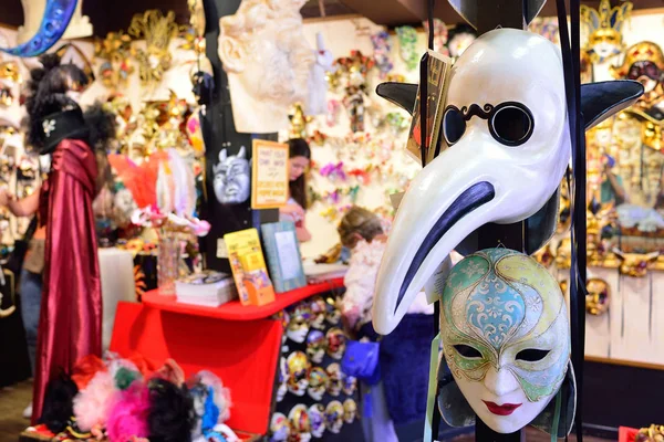 Tradiční benátská maska v obchodě na ulici, Benátky Itálie. — Stock fotografie