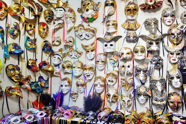 Venezianische Karnevalsmasken, Souvenirladen in einer Straße von Venedig, ve — Stockfoto