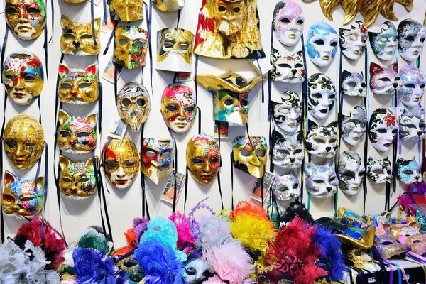 VENICE, ITALY - MAY, 2017: Traditional venetian mask in store on — Stock Photo, Image