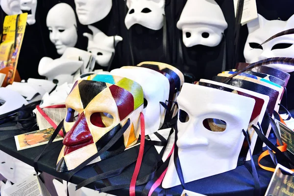 Tradycyjne maski weneckie w sklepie, na ulicy, Wenecja Włochy. — Zdjęcie stockowe