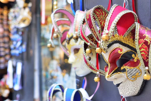 Traditionelle venezianische Maske im Geschäft auf der Straße, Venedig Italien. — Stockfoto