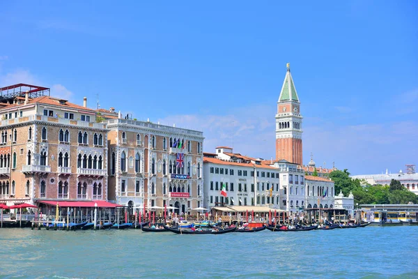 VENICE, ITALY - MAY, 2017: Campanile and Venice Doge's palace — Stock Photo, Image