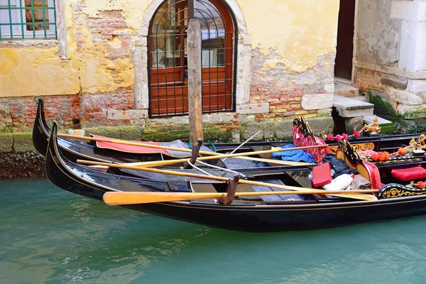 Канал с двумя гондолами в Венеции, Италия . — стоковое фото