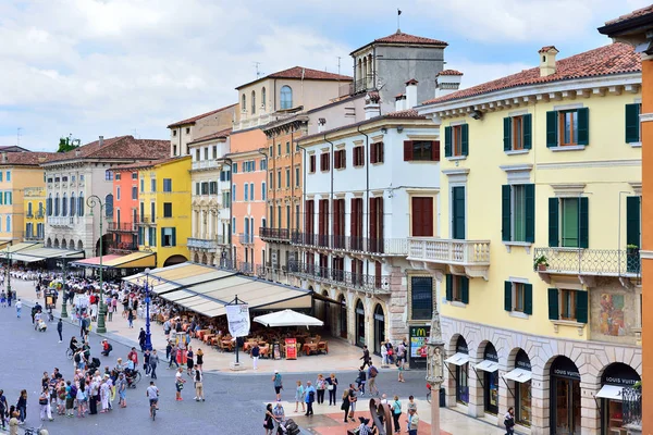 Verona, Italië - mei, 2017: Toeristen lopen rond het plein — Stockfoto