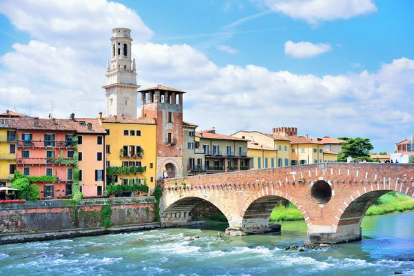 Verona, Italië. Landschap met de Adige rivier en Ponte di Pietra. — Stockfoto