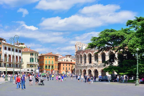 Verona, İtalya - Mayıs, 2017: Piazza sutyen ile bir Verona Cityscape 