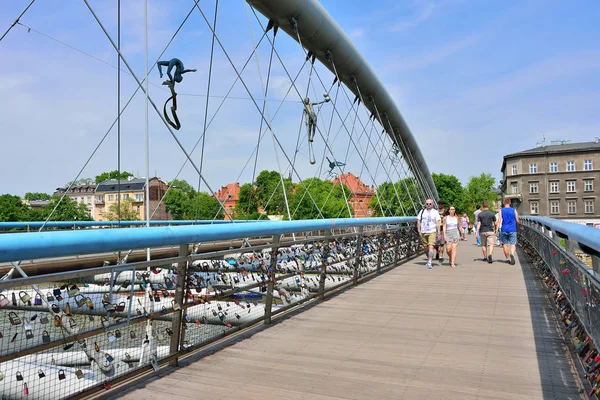 Krakow, Polonya - Haziran, 2017: Modern yaya köprüsü sundown içinde sırasında