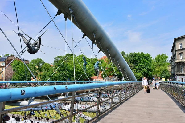 Krakow, Polonya - Haziran, 2017: Gün batımı sırasında Modern yaya köprüsü 