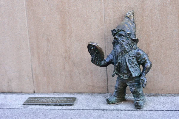 ВРОКЛАВ, ПОЛЬША - ИЮНЬ, 2017: Вроцлав, миниатюрная статуя — стоковое фото