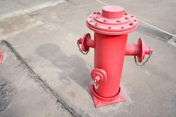 Hidrante de fogo vermelho, sistema de segurança contra incêndio . — Fotografia de Stock