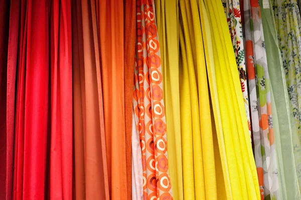 Una amplia variedad de textiles de cortina de colores . —  Fotos de Stock