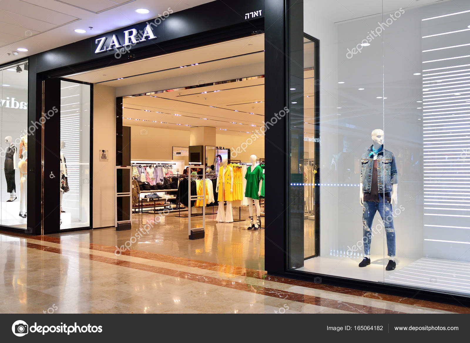 Zara Una Tienda De Moda EspaÃ±ola Zara Tienda Interior — Foto