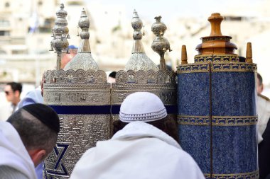 Jerusalem, İsrail - Nisan 2017: Yahudi adam Simchat Torah kutlamak. Simchat Torah döngüsü okuma yıllık Tevrat tamamlanması bir kutlama Yahudi tatil işaretler olduğunu