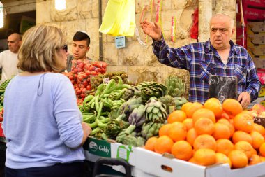 Jerusalem, İsrail - Nisan 2017: Pazar kroki, İsrail ticaret, satıcı ve alıcı Israely Pazar Mahane Yehuda, Jerusalem içinde