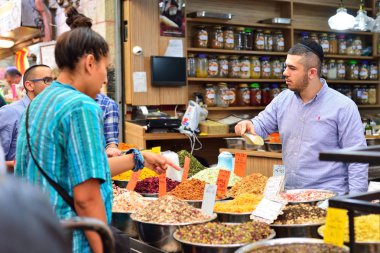 Jerusalem, İsrail - Nisan 2017: Pazar kroki, İsrail ticaret, satıcı ve alıcı Israely Pazar Mahane Yehuda, Jerusalem içinde