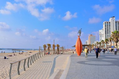 Tel Aviv, İsrail - Nisan, 2017: panoramik Akdeniz Tel-Aviv genel kumsalda. İsrail