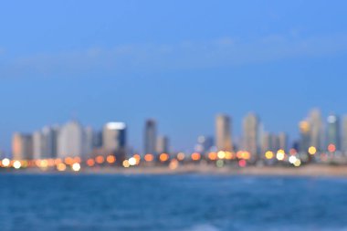 Bulanık şehir ışıkları suda yansıyan bokeh etkisi ile