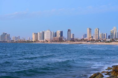 Tel Aviv, İsrail - Nisan, 2017: Tel Aviv Akdeniz üzerinden gökdelenler görünümünü akşam.