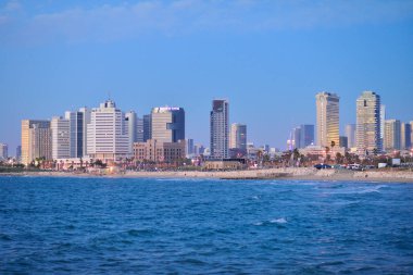 Tel Aviv, İsrail-Nisan, 2017: Gökdelenler akşam görünümünü 