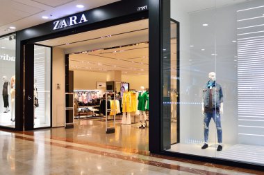 Tel Aviv, İsrail - Nisan, 2017: İsrail Zara mağazası. Zara İspanyol hazır giyim ve aksesuarları perakendeci olduğunu.