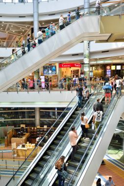 Tel Aviv, İsrail-Nisan, 2017: Azrieli Merkezi kompleksi üç gökdelenler, Tel Aviv, insanlar ziyaret alışveriş merkezi