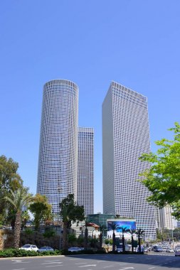 Tel Aviv, İsrail - Nisan, 2017: Tel Aviv İsrail'in Azrieli alışveriş merkezi. Azrieli Merkezi ile birlikte üç uzun boylu office buildigs Tel Aviv dönüm noktası olduğunu.