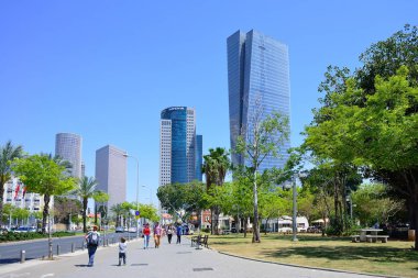 Tel Aviv, İsrail - Nisan, 2017: Tel Aviv İsrail'in Azrieli alışveriş merkezi. Azrieli Merkezi ile birlikte üç uzun boylu office buildigs Tel Aviv dönüm noktası olduğunu.