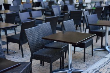 Siyah masa ve sandalyeler açmadan önce restoranda. Boş bir restoran.