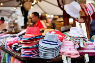Verona, İtalya - Mayıs, 2017: Şık şapkalar piyasada. 