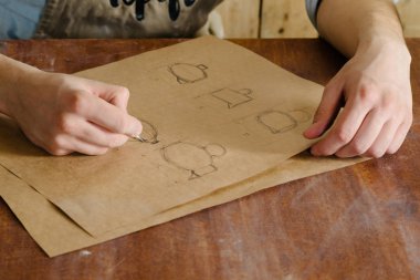 potter seramik ürün kağıt üzerinde çizimler yapar. küçük işletme, el işi çalışmaları kavramı. 